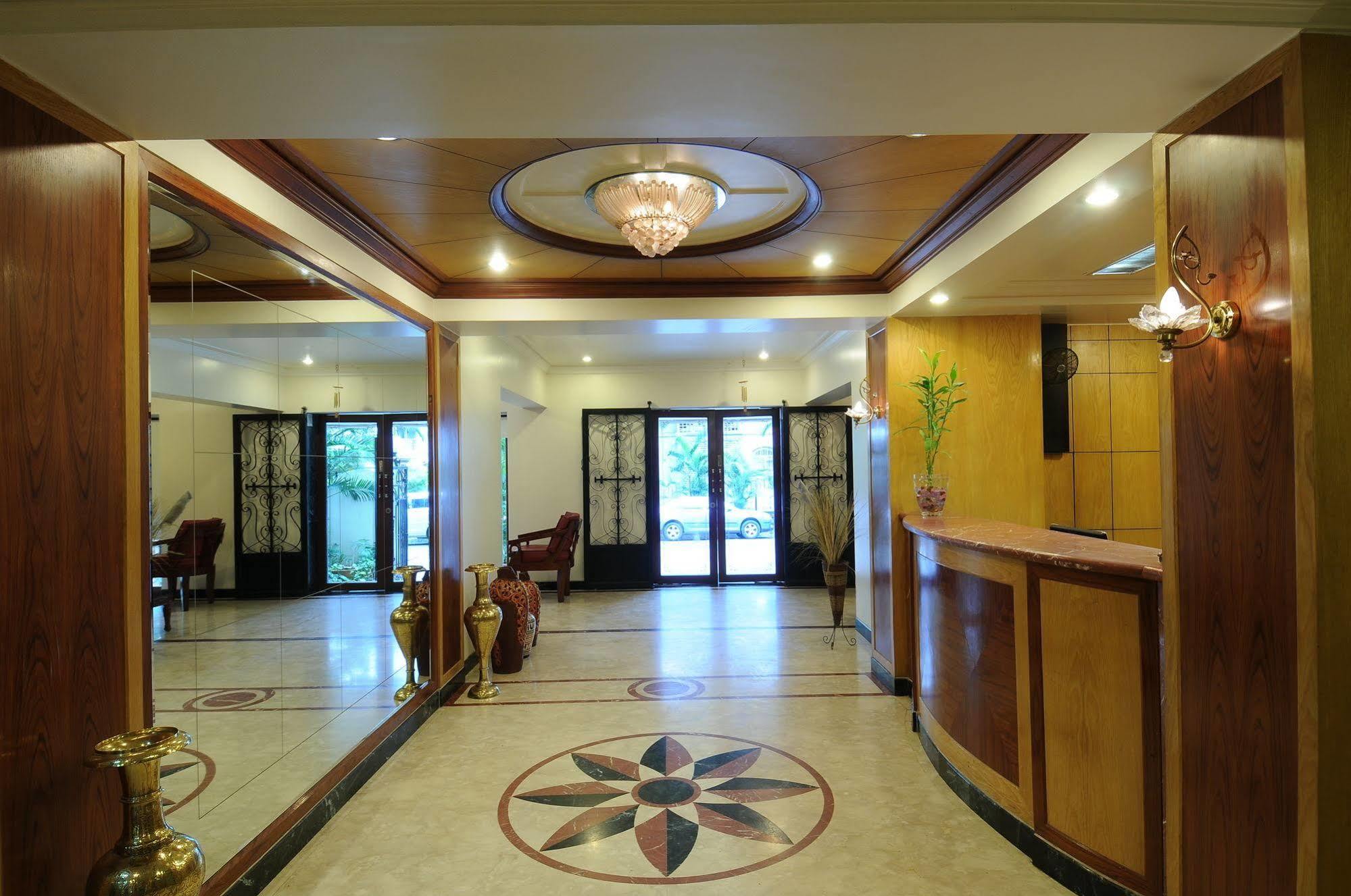 Hotel Crystal Мумбаї Екстер'єр фото